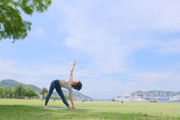 水町よしこ先生がヨガをしている画像